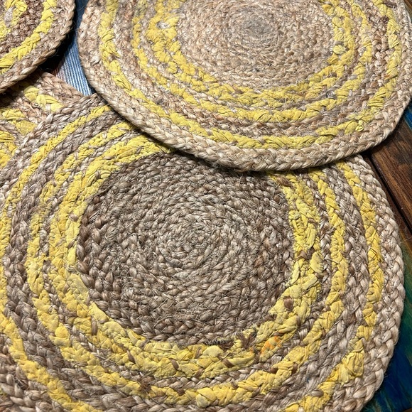 Placemats set of four. Straw with hints of yellow. - Picture 2 of 3